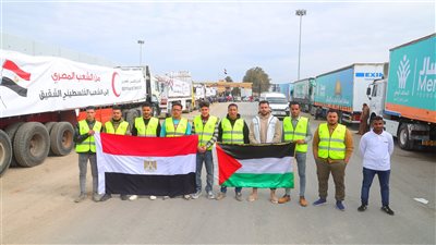 أكثر من 350 طنًا.. وصول شاحنات مساعدات صناع الخير إلى معبر رفح تمهيدًا لدخولها غزة |صور