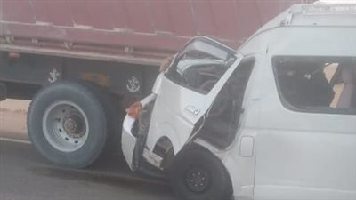 إصابة 15 شخصا في حادث تصادم تريلا بميكروباص على الطريق الصحراوي بأسوان