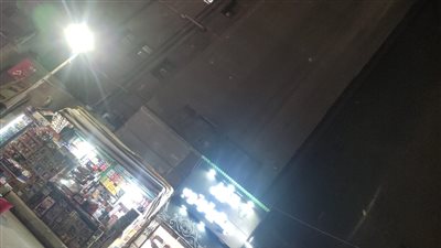 مواطنون يستغيثون لعدم إزالة فاترينة على حائط عقار بالأزبكية| صور