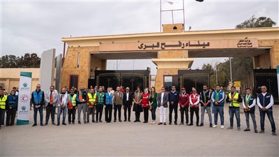 محافظ شمال سيناء يشهد اصطفاف شاحنات التحالف الوطني أمام معبر رفح البري