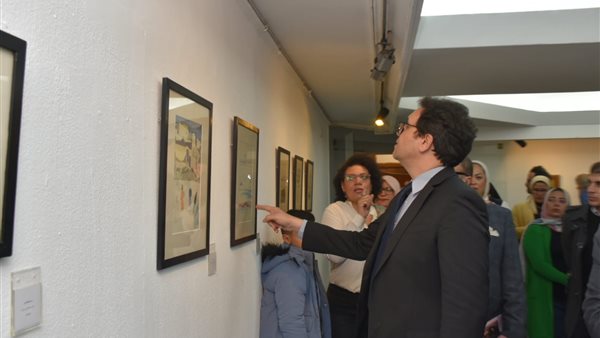  الوزير يتفقد المعرض