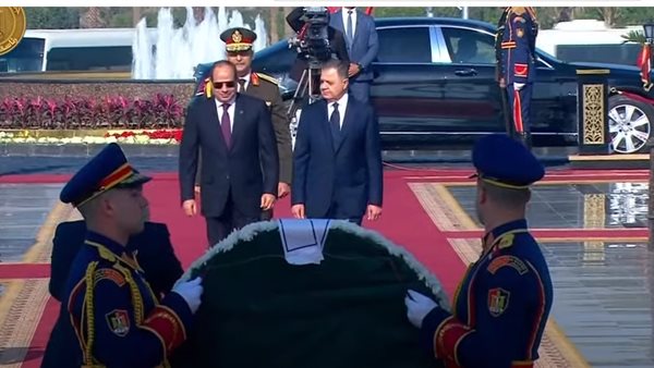 السيسي يضع إكليلا