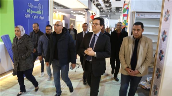 الوزير يتفقد معرض