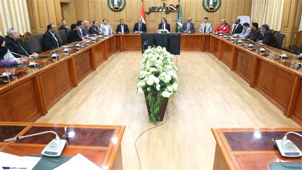 جانب من اجتماع محافظ