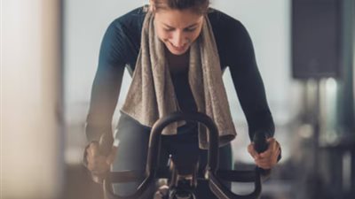 فوائد لا تعرفها.. كيف يمكن لركوب الدراجات في الأماكن المغلقة أن يحسن صحتك العامة؟