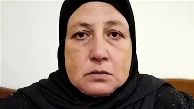 والدة الشهيد عمر القاضي بعد هديتها للرئيس السيسي في عيد الشرطة: اديته سلسلة ابني لأنه جاب حقه| بث مباشر