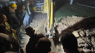 حي مصر الجديدة: جارٍ إصلاح كسر ماسورة مياه عمومية بصلاح سالم أمام بنزينة موبيل| صور