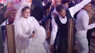 تزامنا مع موسم العصير.. عروسان يحتفلان بزفافهما داخل عربات قطار القصب في قنا