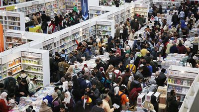 إقبال كبير على معرض الكتاب في يومه الأول وكتب الجوائز تتصدر المبيعات