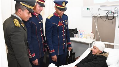 القوات المسلحة تنظم زيارة لعدد من طلبة الأكاديمية العسكرية المصرية لمستشفى أهل مصر لعلاج الحروق