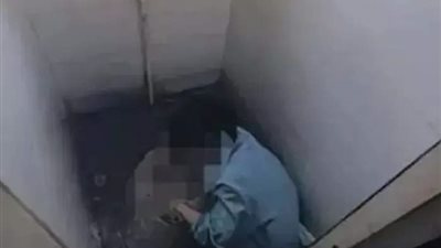 شركة صينية تراقب موظفيها سرًا في الحمام وتعلق صورهم على حائط.. ما القصة؟