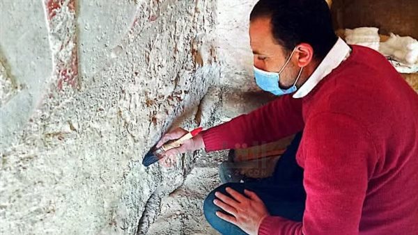 ترميم مقابر إنتى