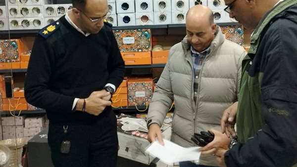 رئيس حي النزهة أثناء