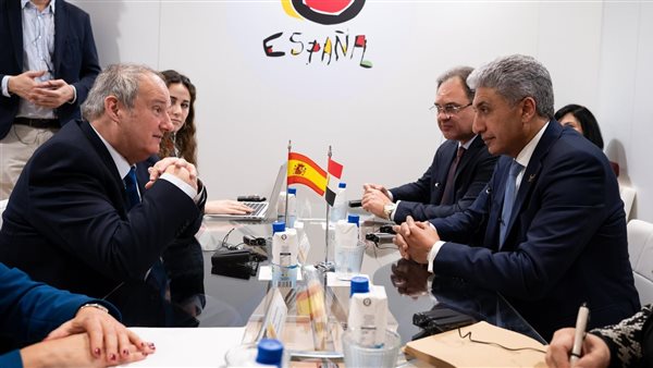  وزير السياحة يلتقي