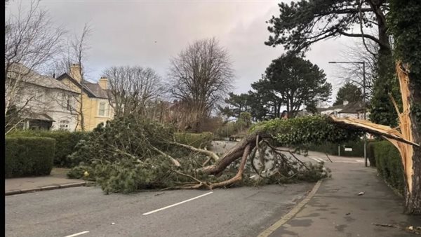 عاصفة عاتية تضرب