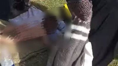 أمن الإسكندرية يضبط سيدة تفترش الأرض ومعها رضيع دون ملابس | بث مباشر