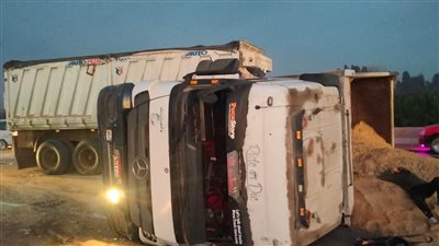 انقلاب تريلا محملة بالرمال يتسبب في زحام على الطريق الإقليمي بالمنوفية