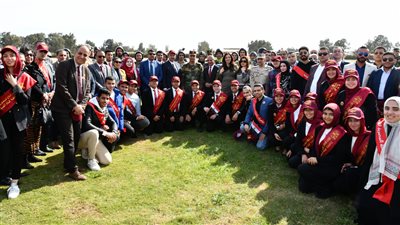 الدفاع الشعبي والشئون المعنوية تنظمان زيارة لوفد من الإعلاميين وطلبة الجامعات لقيادة قوات المظلات