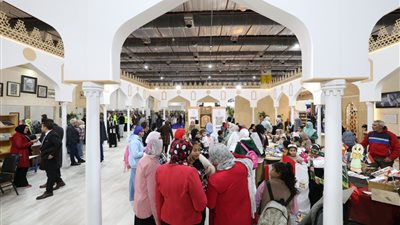 تزامنا مع احتفالات عيد الشرطة.. إبداعات الطلاب الوافدين تجذب زوار جناح الأزهر في معرض الكتاب