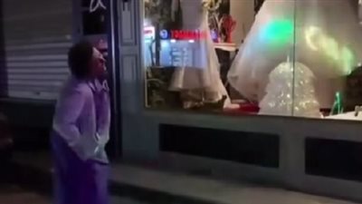 بعد تصدره الترند.. أول تعليق من صاحب محل فساتين زفاف بعد غناء فتاة أمامه: عيطت عشانها ونفسي أساعدها 