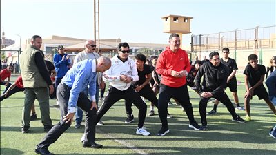 محافظ القاهرة ووزير الشباب يؤديان التمارين مع نزلاء المؤسسة العقابية بالمرج | صور