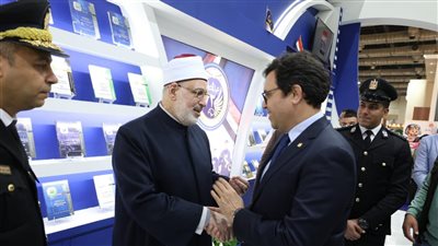وكيل الأزهر يتفقد جناحي وزارتي الدفاع والداخلية بمعرض القاهرة للكتاب