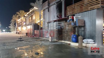 السيطرة على حريق مطعم وجبات سريعة بممشي النخيل في السويس| بث مباشر 