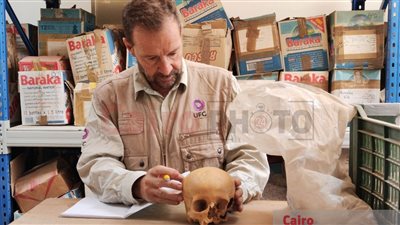 منها جماجم مومياوات.. البعثة الإسبانية بالأقصر تبدأ جرد المقتنيات المُكتشفة حديثًا| صور 