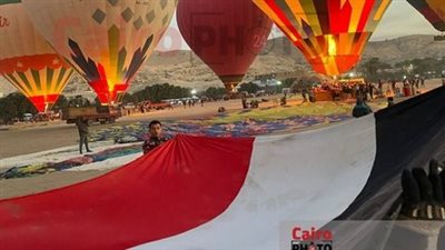 بعلم طوله 6 أمتار│ الأقصر تحتفل بعيد الطيران المدني الـ95.. و2000 سائح يحلقون بسمائها