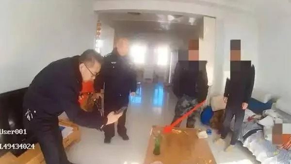 الشرطة في منزل الرجل