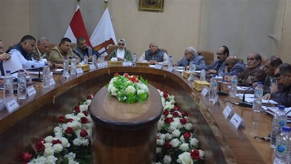 جانب من اجتماع محافظ