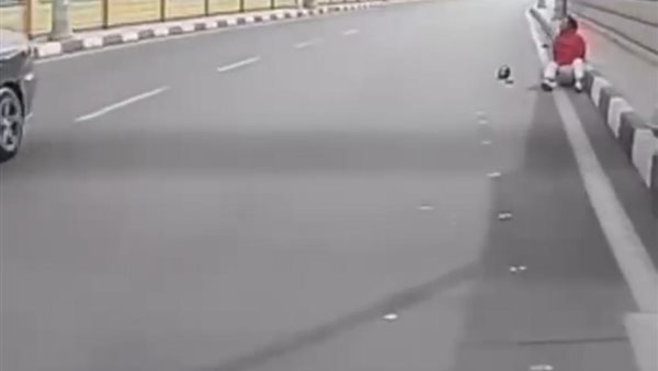 شخص يوثق حادثًا ويترك