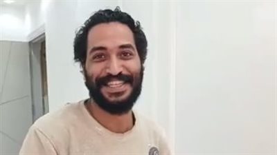 نقاش يعثر على 80 ألف جنيه ويسلمه لصاحبته بالسويس: غلبت شيطاني رغم ظروفي الصعبة | بث مباشر