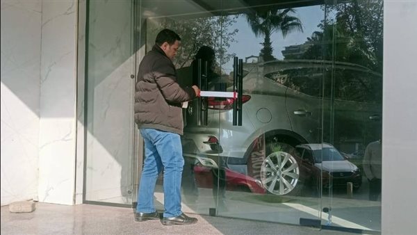  غلق وتشميع معرض