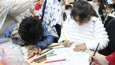 إقبال كثيف على جناح الأزهر بمعرض الكتاب.. ومبادرة «كونوا إيجابيين» تجذب الأطفال| صور