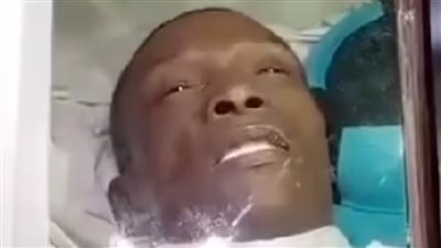 رجل يفتح عينيه داخل نعشه أمام مشيعين مذهولين في جنازته.. ما القصة؟ 