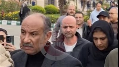 بوجه حزين.. الفنان أحمد فهيم يشيع جثمان والدته من مسجد الشرطة بحضور نجوم الفن| بث مباشر 