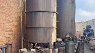 لبيع منتجات مغشوشة.. القبض على صاحب مصنع لإعادة تدوير زيوت السيارات في الجيزة
