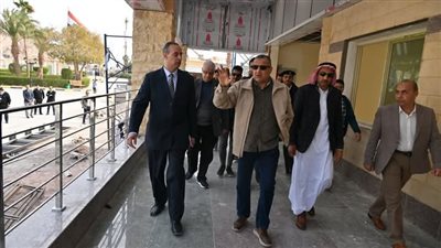 محافظ جنوب سيناء يتفقد ميناء طابا البري وموقف سيارات الأجرة 