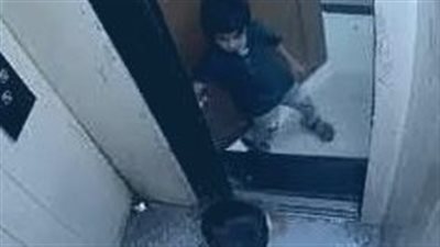 تفاصيل مصرع صبي انحشر بين المصعد والحائط خلال ذهابه للطبيب في سوهاج | بث مباشر