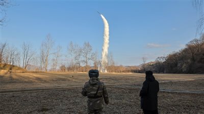 كوريا الشمالية تطلق أكثر من 10 صواريخ باليستية باتجاه بحر اليابان 