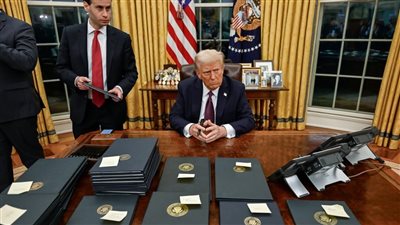 البيت الأبيض يعلق على قرار المحكمة بتجميد قرار وقف المساعدات والمنح والقروض الفيدرالية 