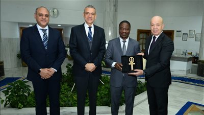 رئيس الشركة القابضة لمصر للطيران يبحث تعزيز التعاون مع سفير كوت ديفوار في القاهرة