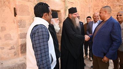 محافظ جنوب سيناء يزور دير سانت كاترين ويستعرض مشروع التجلي الأعظم ويلتقي بالسائحين | صور
