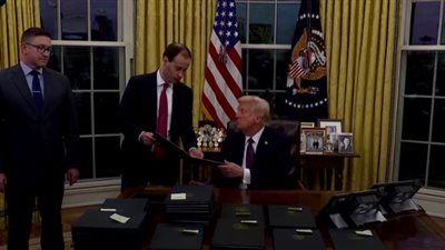 بشكل مؤقت.. قاضية أمريكية تقرر وقف تجميد ترامب للمنح والقروض