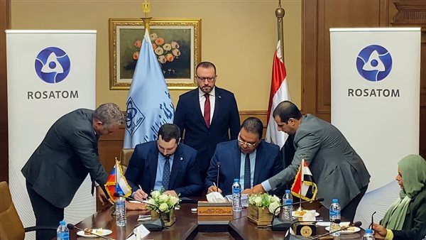 جانب من توقيع العقد