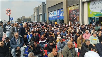 جمهور معرض الكتاب يؤدي صلاة الجمعة الثانية 