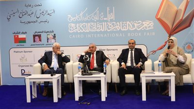 مناقشة موسوعة اسأل عن الأهرامات لـ زاهي حواس بمعرض الكتاب