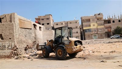 رفع 70 طنًا من الأتربة والقمامة من شوارع جهينة بسوهاج
