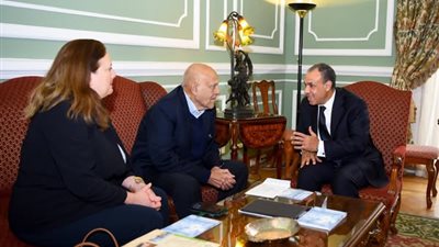 وزير الخارجية والهجرة يستقبل الجراح العالمي الدكتور مجدي يعقوب